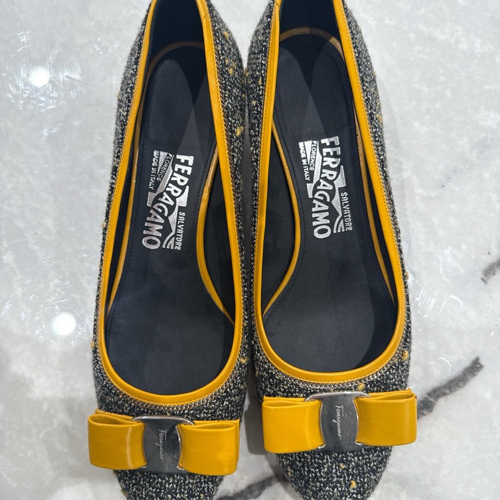 Salvatore Ferragamo Women's Black and Gold Bow Flats